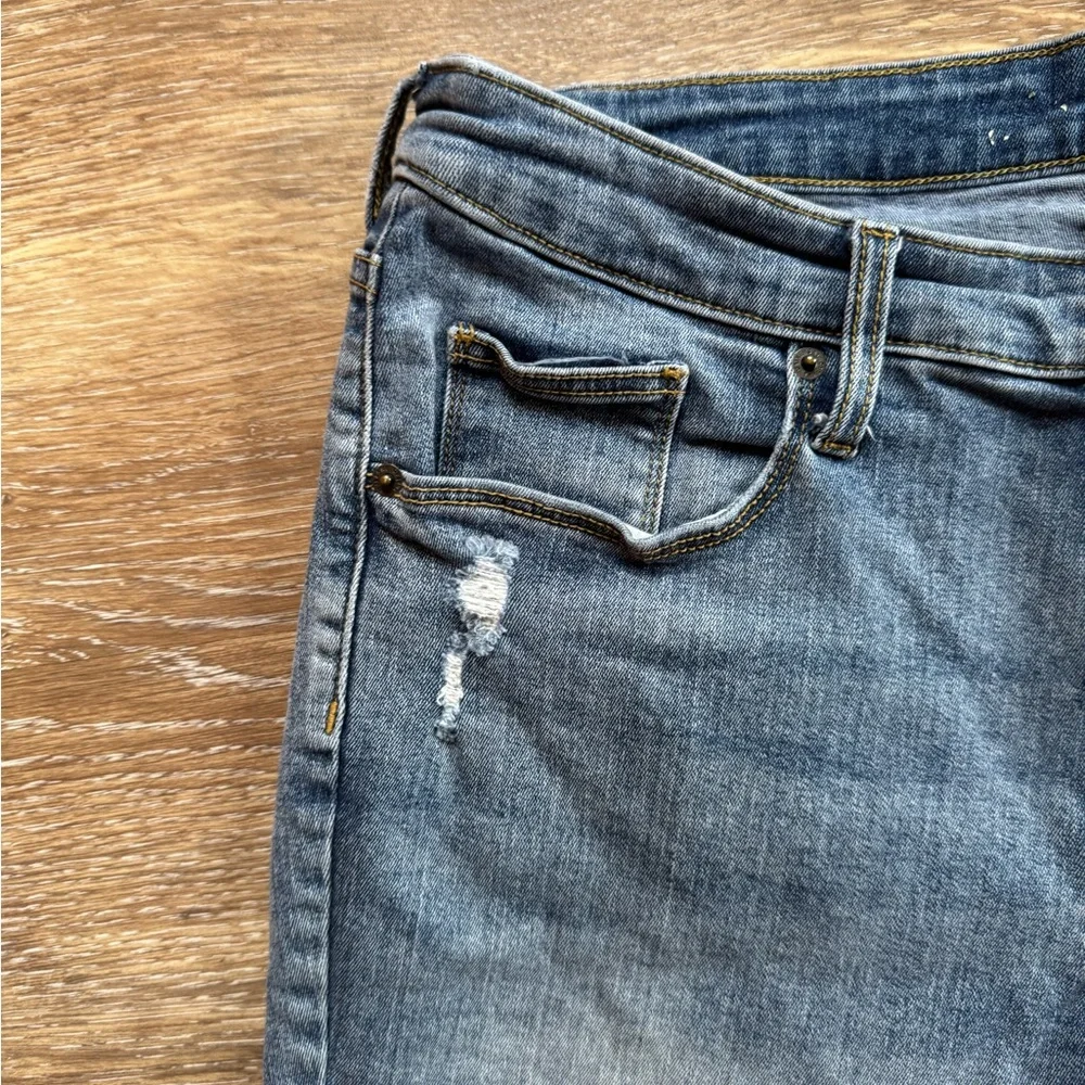 Universal Threads lightly distressed‎ cuffed Bermuda short. Sz 14WR
